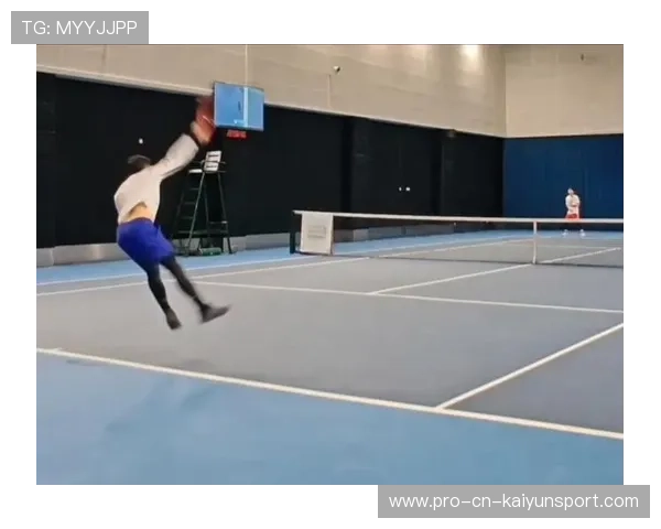 网球公开赛外场练习赛吸取赛场经验，网球场外指导